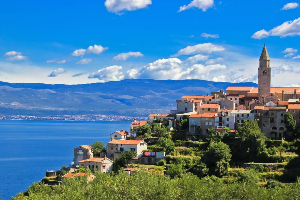 Beautiful coasts, blue sea in Croatia l VidaVilla.com
